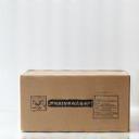 Paket mit Switzerland-Branding auf weißem Tisch