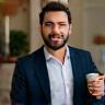 Kunde in Lounge mit Coffee-To-Go